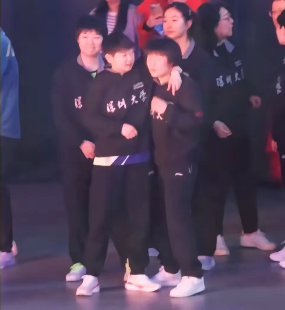 这张图看一次笑一次，莎莎大王出现了。莎莎太可爱了，在赛场上搂着小蘑菇的脖子。莎莎