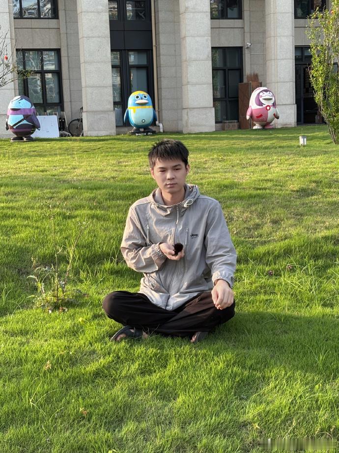忘带工牌=门口罚站。别的能佛系，这个必须硬核。看背包里那抹红绳，是打工人最后的倔