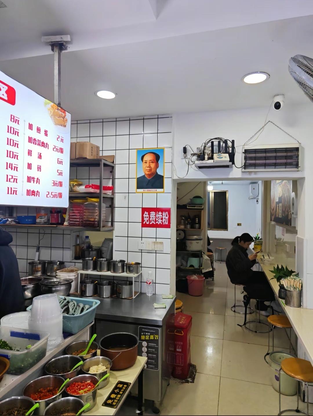 这家餐馆肯定没有科技与狠活，肯定不会宰人！能挂这幅画像，老板定是厚道人。 