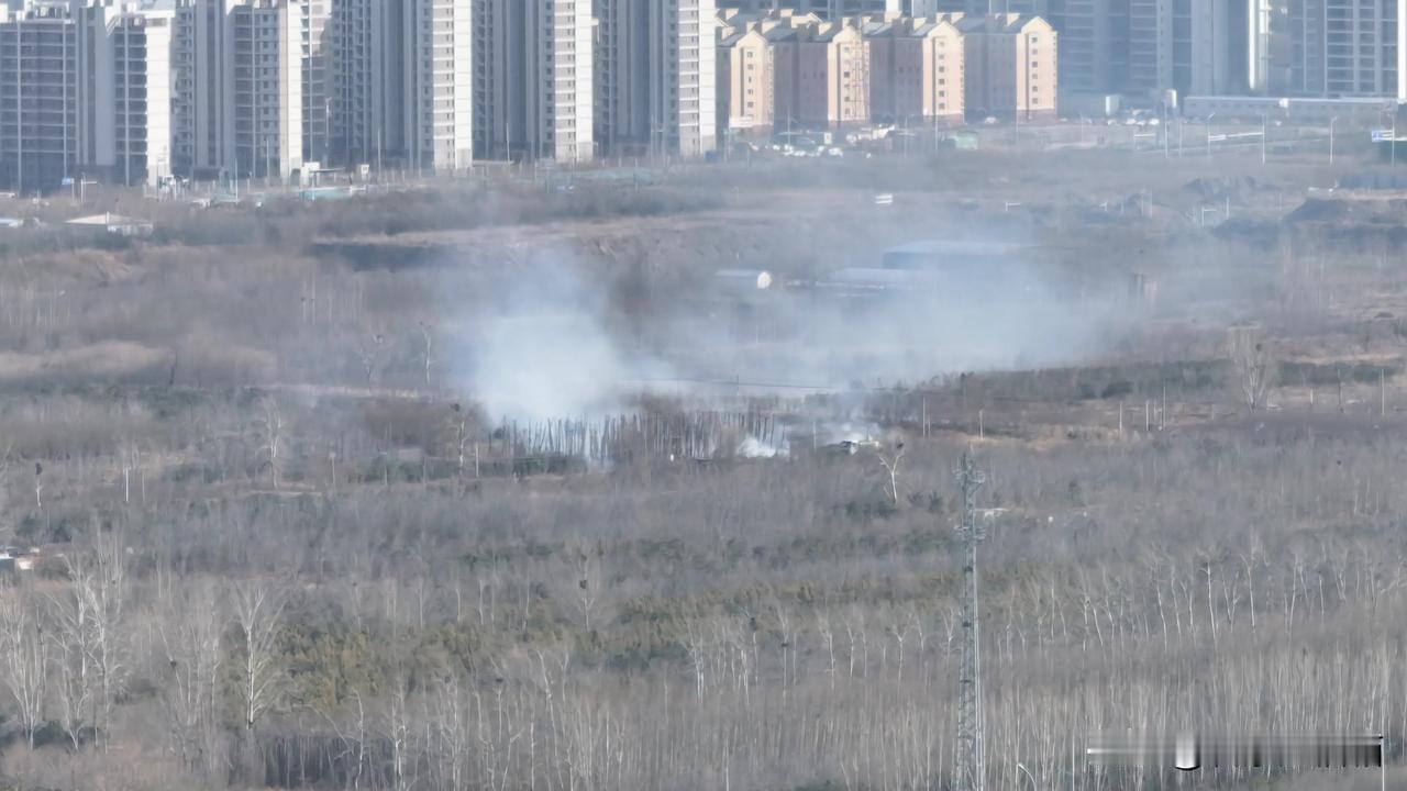 石家庄的天气气温升高，天干物燥，风力也不小，滹沱河新城大道附近起火，大家露营晒太