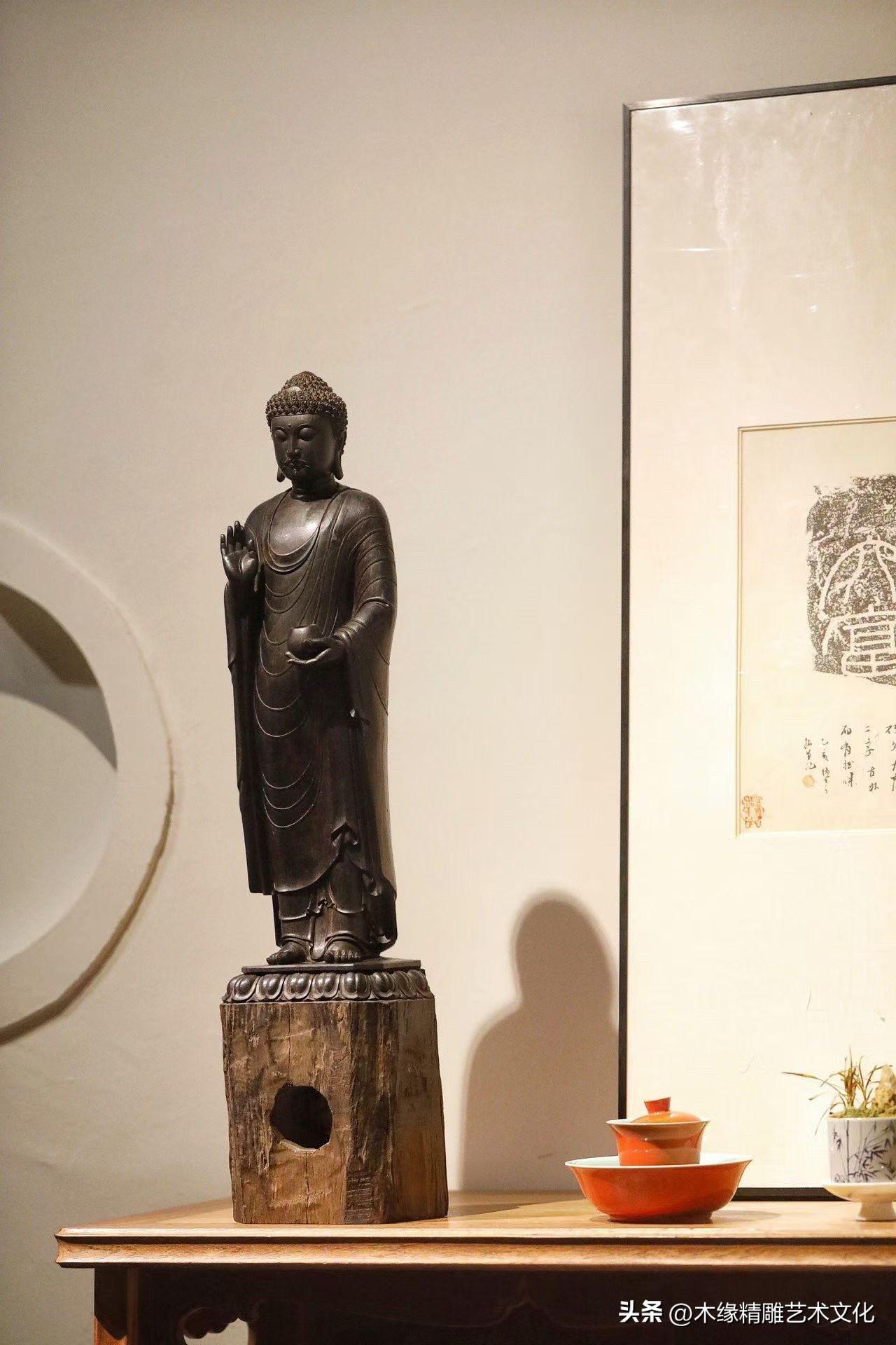 有些佛像，不靠繁复取胜。

只静静站在那里，便让人想放慢脚步。

这尊释迦牟尼佛