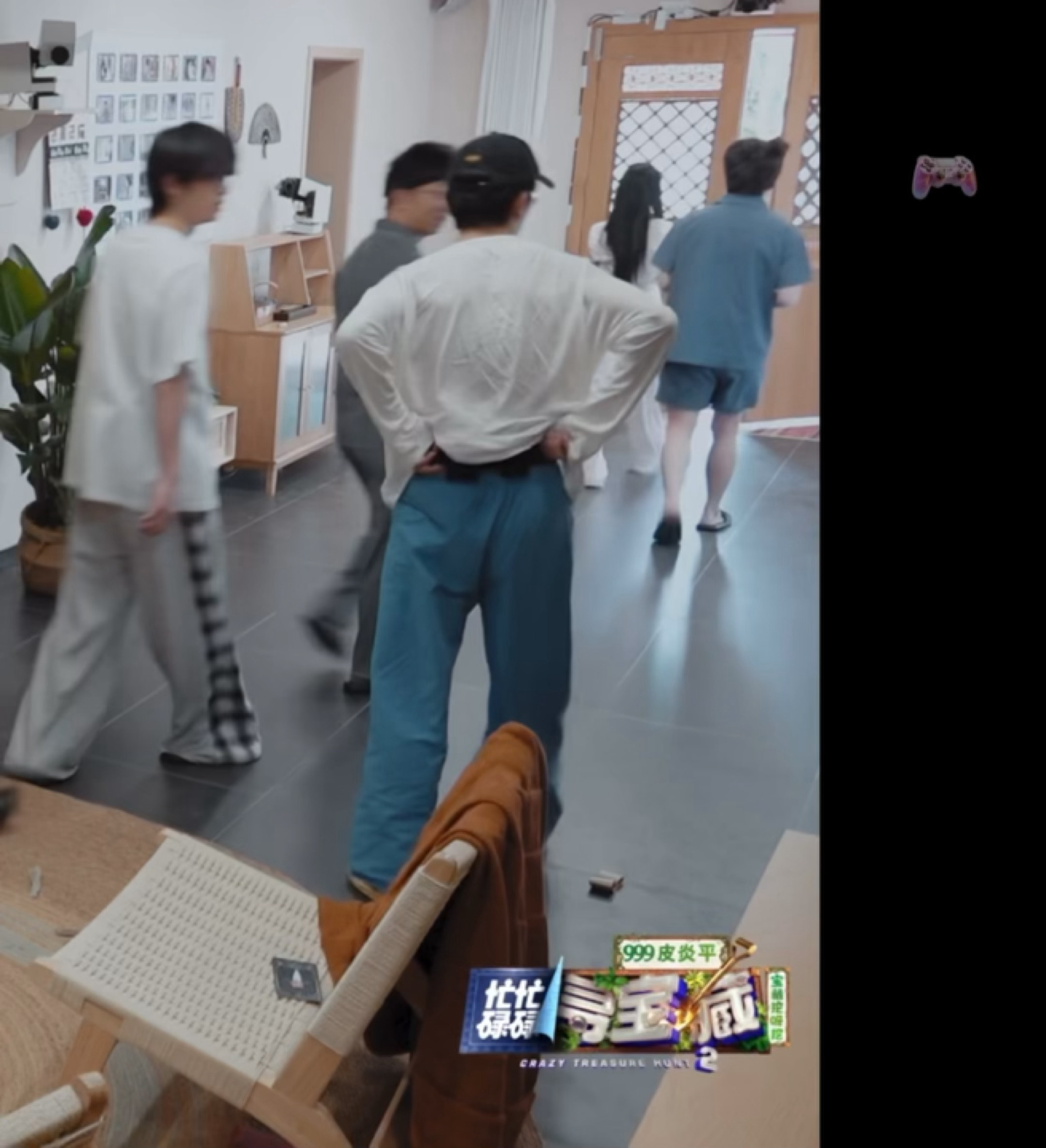 这个小宝宝不牵着手是不会走路的呀黄明昊忙忙碌碌寻宝藏2