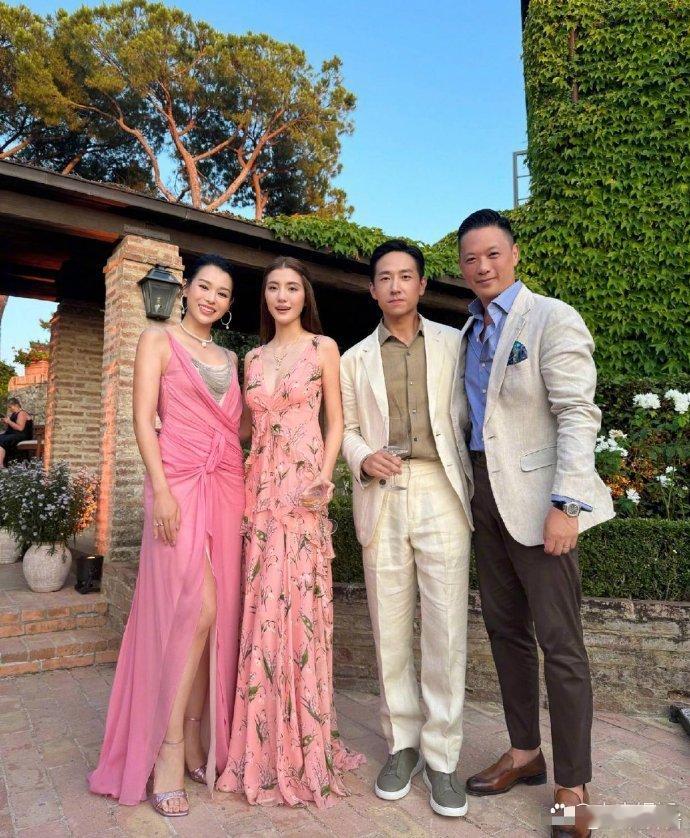 胡杏儿夫妇也出席了吴千语施伯雄的婚礼呢。但所穿的礼服有些美中不足，但不得不说他们