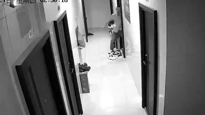 深夜惊魂！醉酒男子凌晨闯入女租客房间强行亲吻，警方迅速行动擒获嫌疑人

浙江省兰