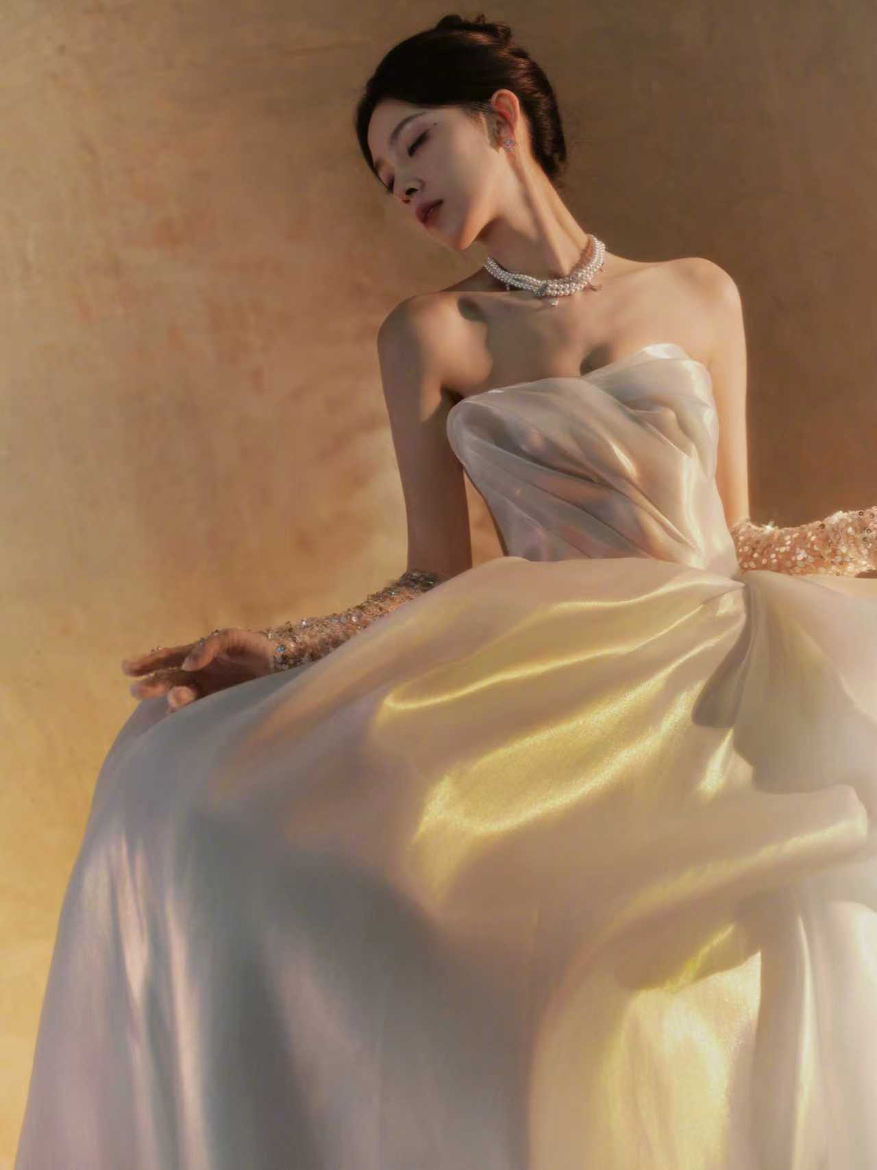 陈瑶五彩斑斓的白陈瑶微博视界大会出图，光落在礼裙上形成五彩斑斓的白，咱就说陈瑶完