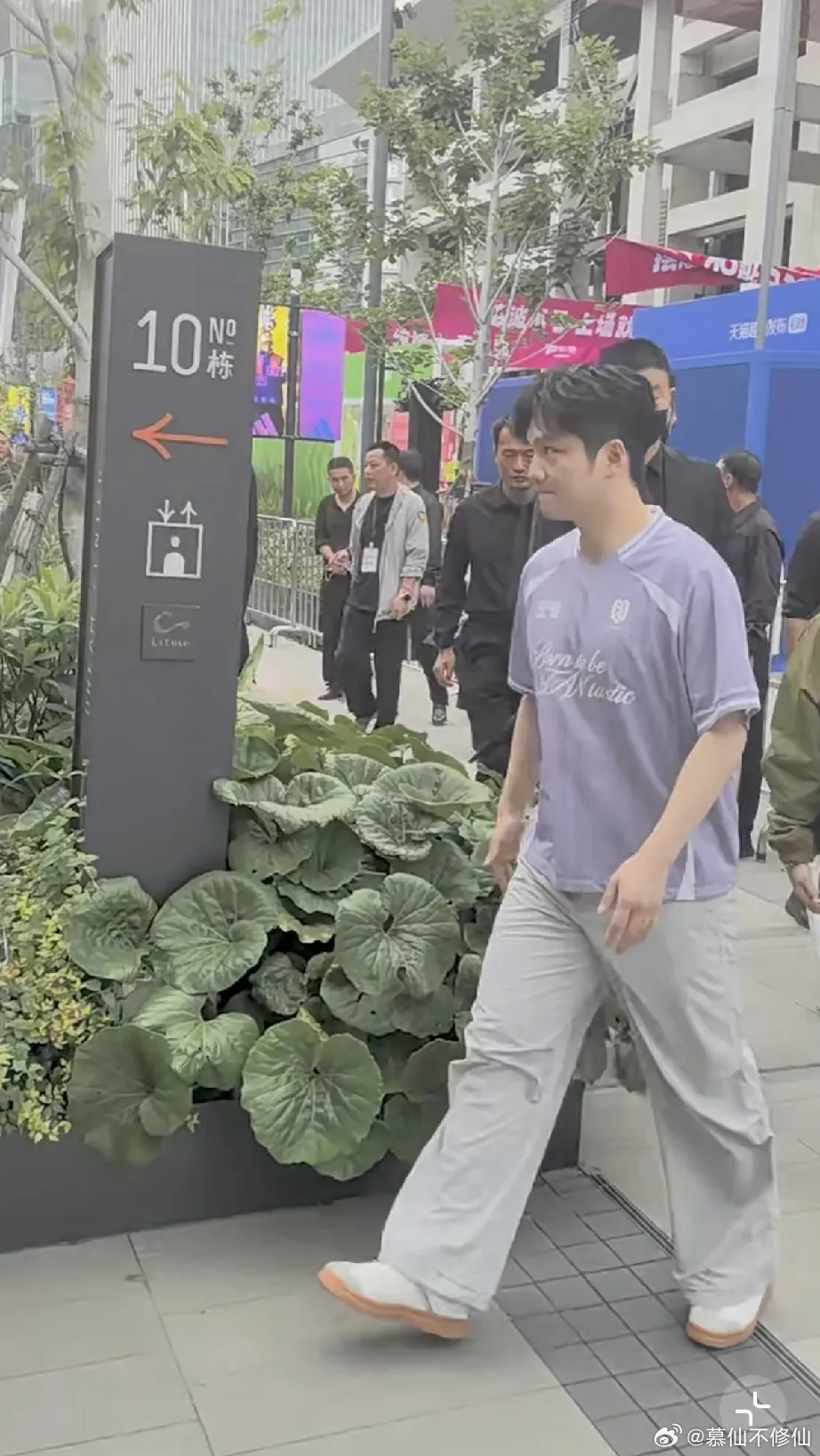 樊振东回国了今天在上海的见面会现场是一片人海茫茫今天上海icon的天气不是很友好
