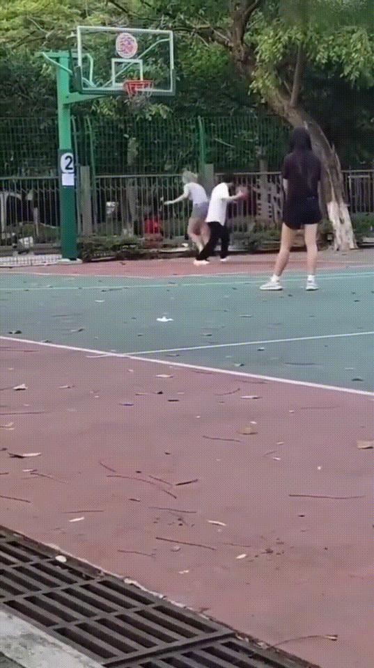 小伙子这技术，一看就是球场老手了！