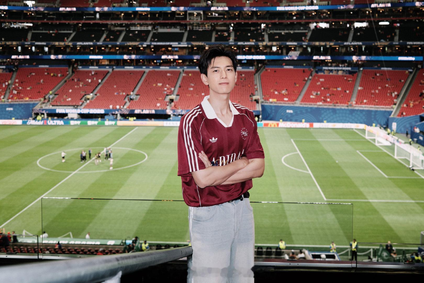 李现 ⚽李现的ing置身赛场，于看台一隅，见证欢呼声中的绿茵狂欢。（