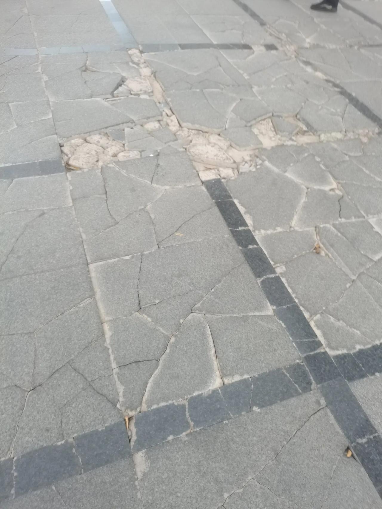 昆明这边的这个地面，你说为什么不做成泥清路面，水泥路面也好点，这个地砖还是最薄的