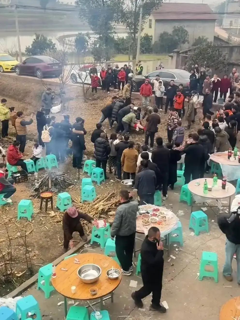 呆呆妈在黑龙江老家杀年猪请粉丝吃饭，结果院子被三十多部手机围攻。
她提前预告要请