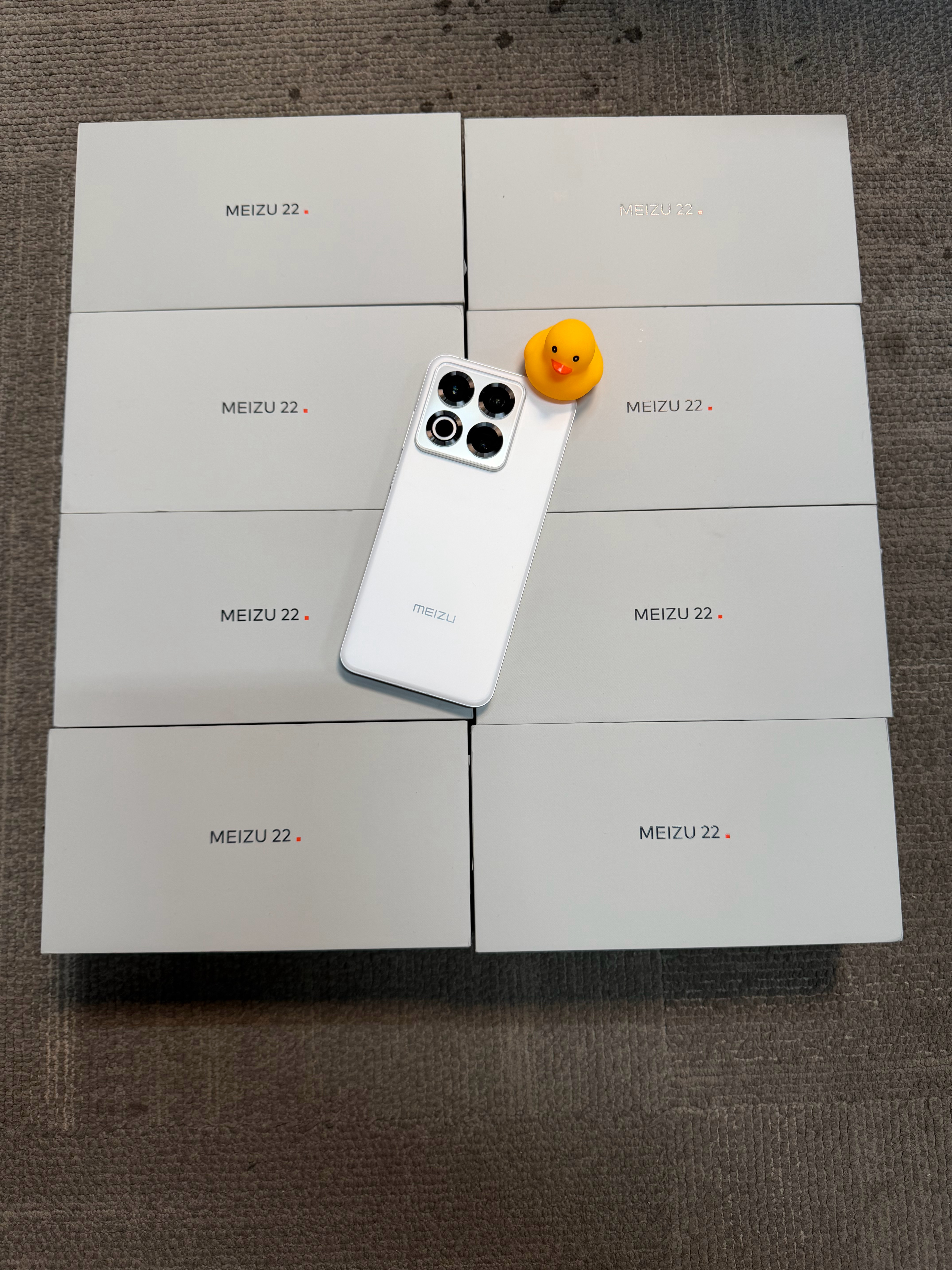 二楼卖手机的同事说，魅族也成冷门手机了，放在仓库好久了，很少人敢买