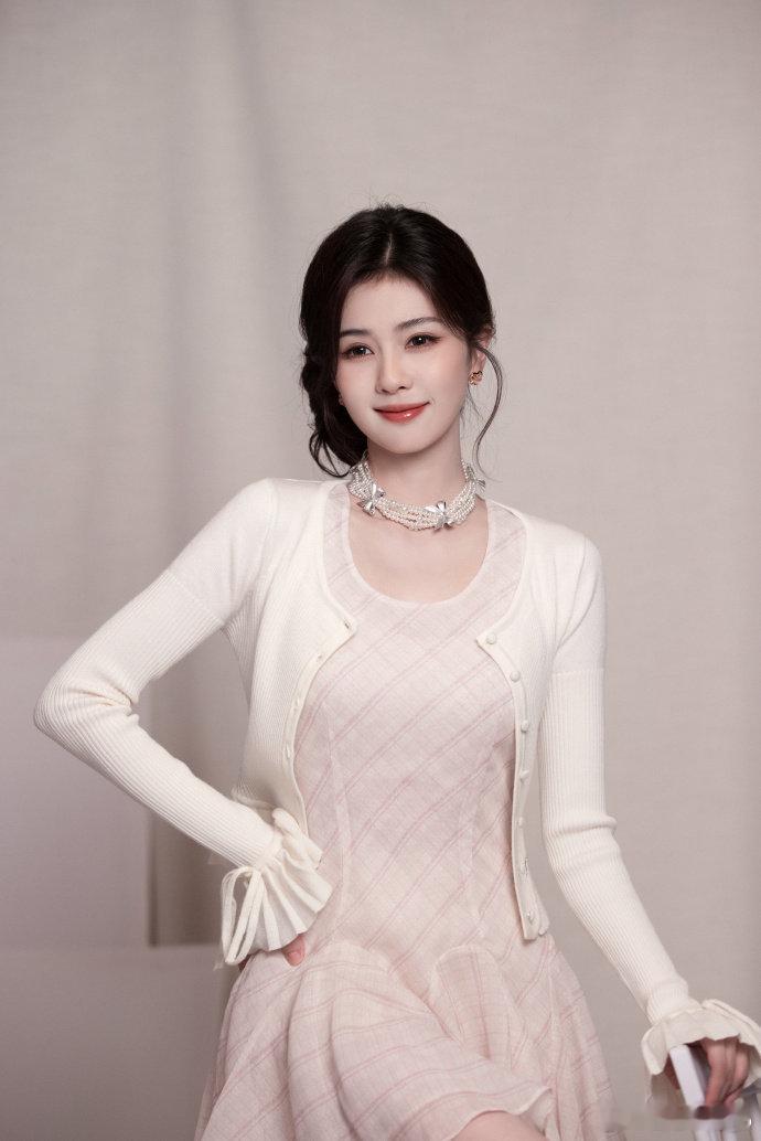 白鹿温婉千金味 白鹿好精致的千金小姐装！一股温柔优雅风扑面而来，像个粉嫩的水蜜桃
