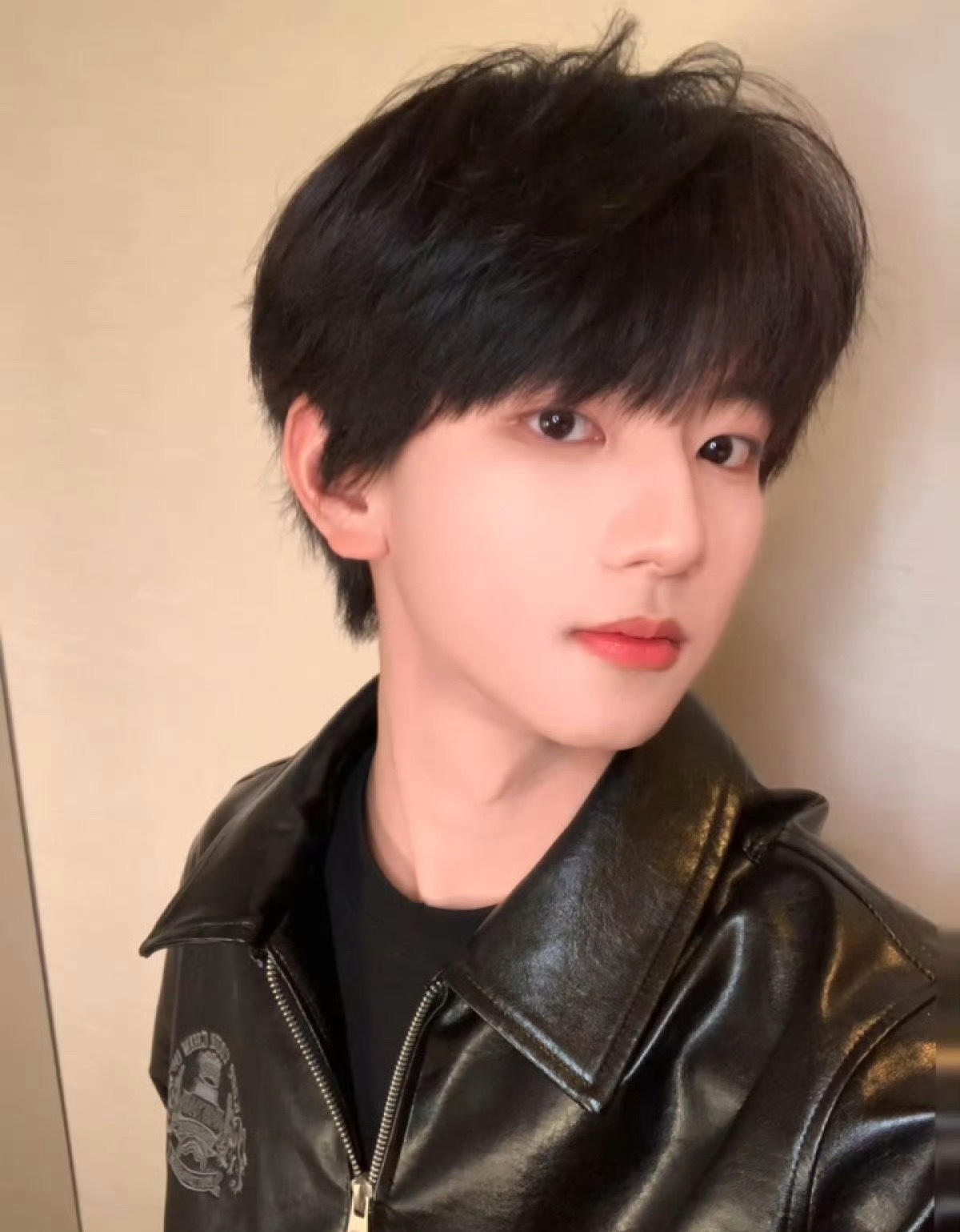 穆祉丞拿证件照自拍穆祉丞高会更新自拍🤳🏻拿证件照自拍ing～黑皮衣look的