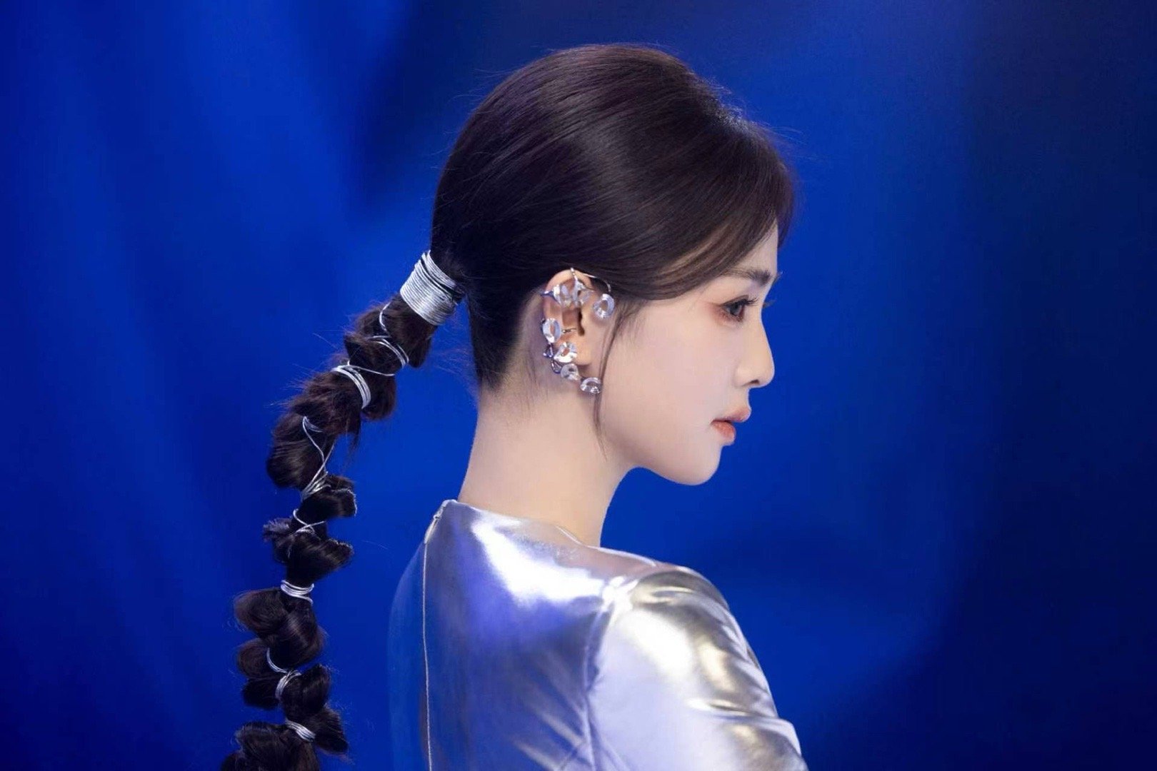 白鹿科技感未来女战士白鹿银色全包耳钉 白鹿银色全包耳钉，科技感未来女战士既视感 