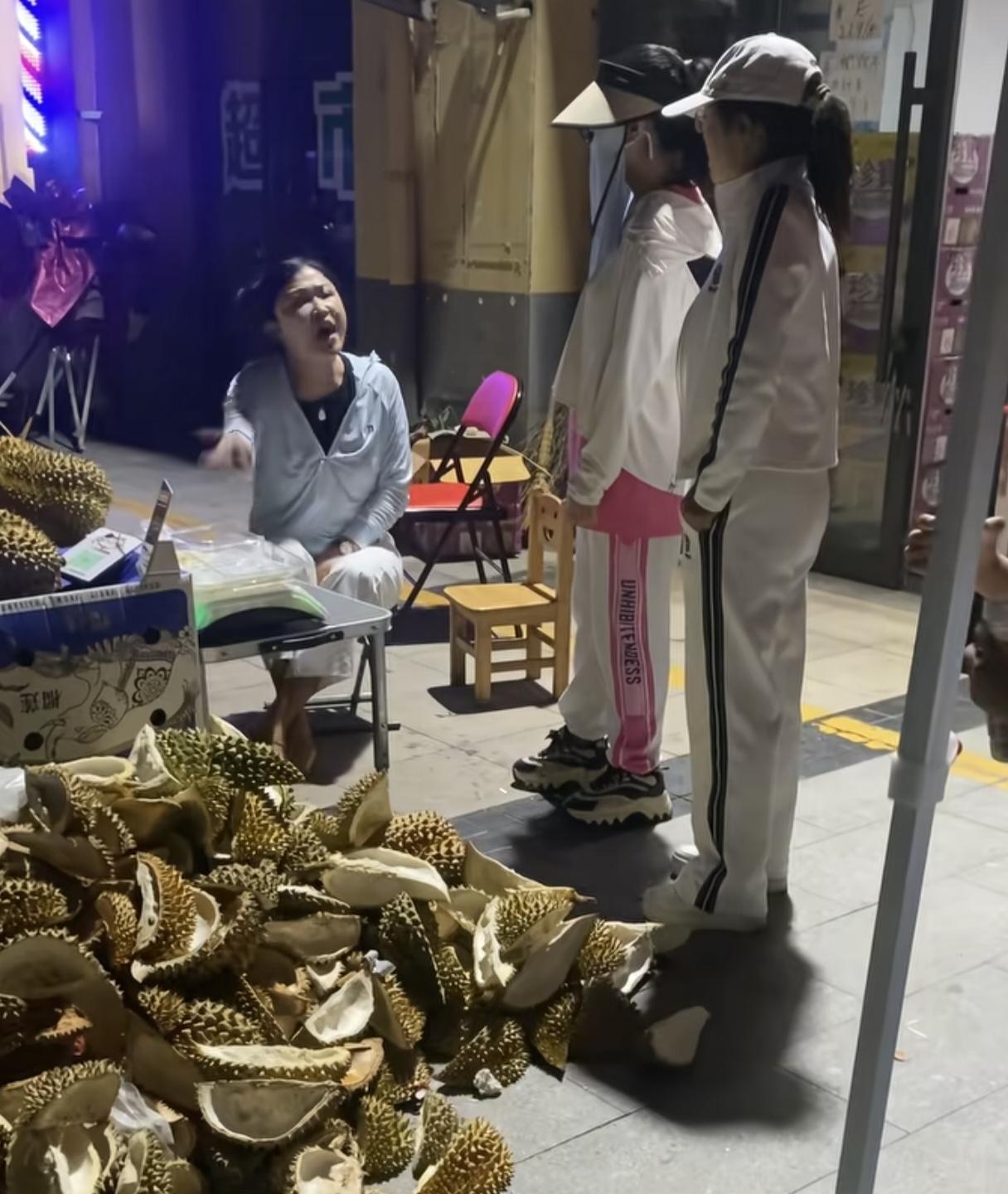 仅退款的风还是吹到了实体店！女子买了五房榴莲肉，吃了三房，想白嫖让商家退款，还把