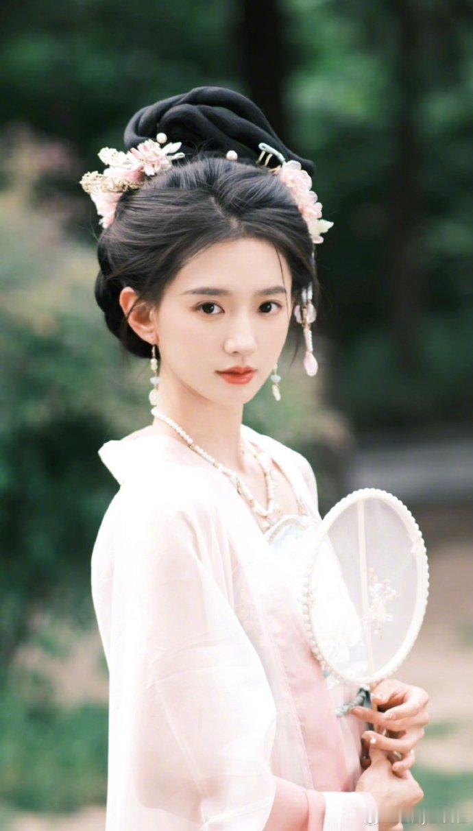 #于正称吴谨言无可取代# 于正称吴谨言无可取代，两人都不撞脸怎么取代.... #