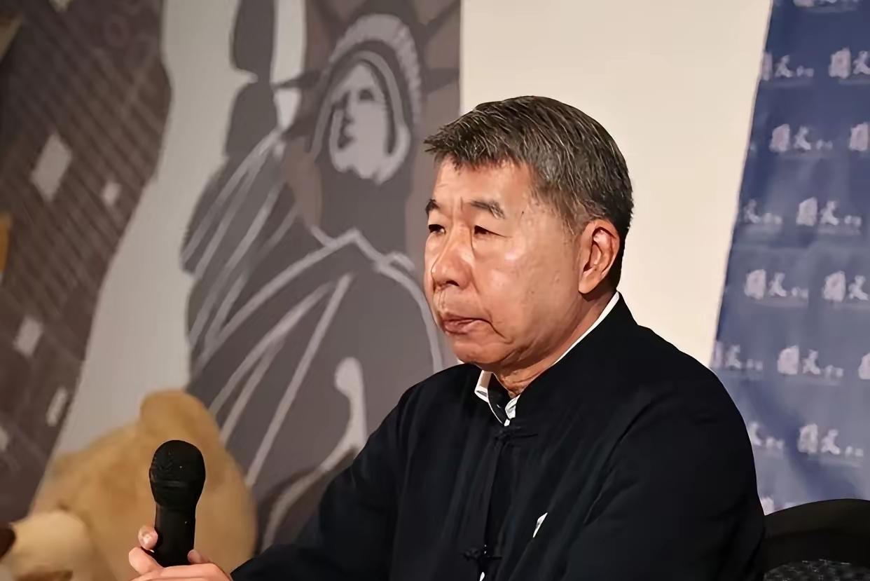 张亚中把国民党切成四块：一块跪着听华盛顿的，一块念着东京祖宗的，一块攥着九二共识