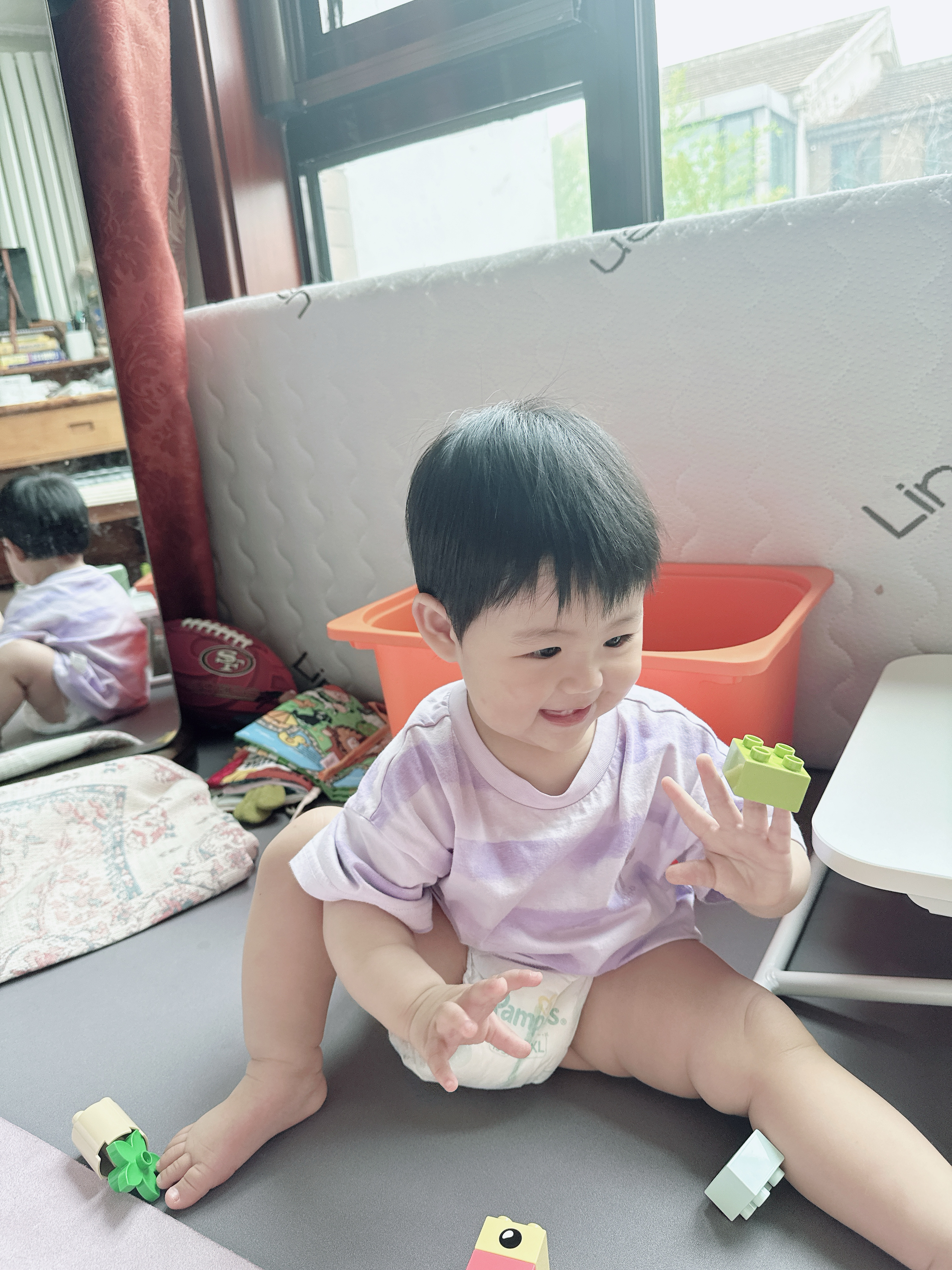 小碗真可爱啊我：妈妈我小时候有这么可爱吗？我妈：你比她可爱我：真的吗！！？我妈：