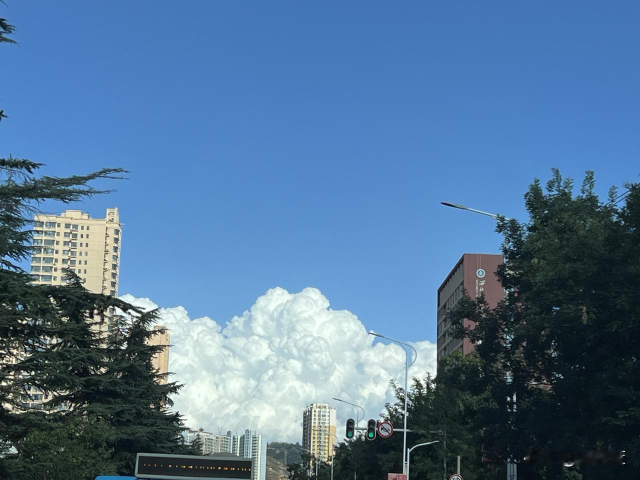 今天下午开车回家的时候，天上的云就跟棉花一样，当时感觉这个棉花就在我的眼前忽近忽