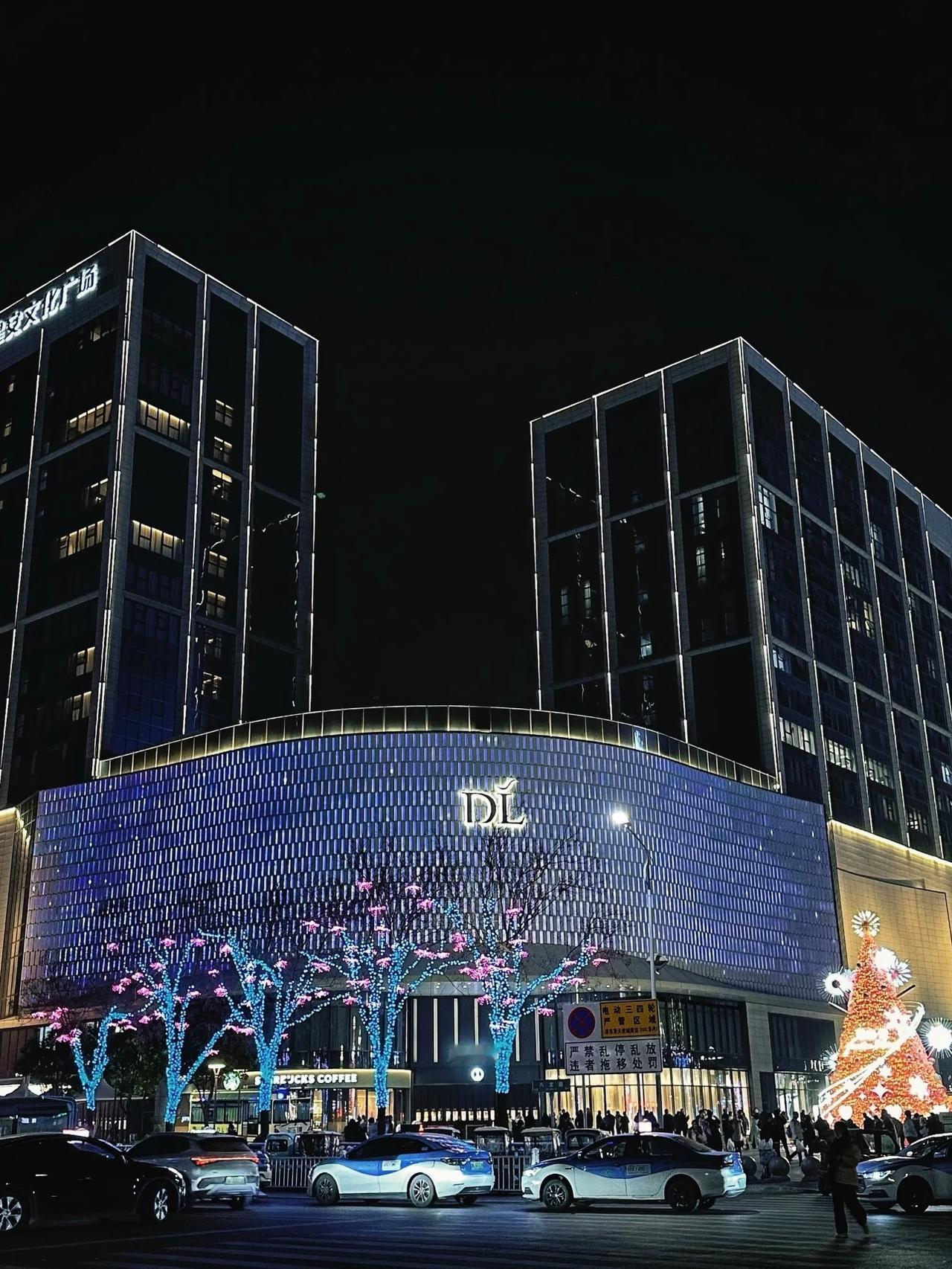 我妹在胖东来月薪11000+，可真正让她眼里重新有光的，从来不是钱。
她在胖东来