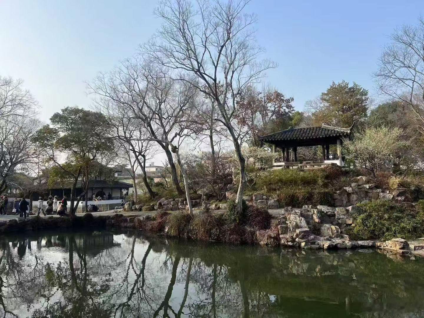 小儿回老家，带着女儿出去逛一圈回来，打开房门，瞬间感觉少了好多东西。空落落的感觉