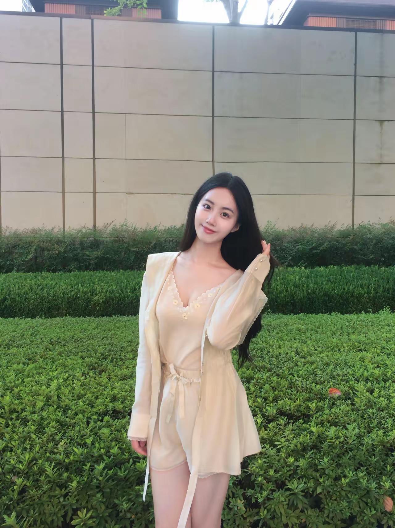 秋日生活打卡季穿搭分享... 分享一张你最喜欢的穿搭 年轻漂亮穿搭分享 迷人穿搭
