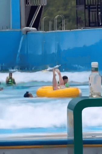 上一秒意气风发，潇洒抬手迎战大浪，下一秒浪头抵达，人艇直接四脚朝天。