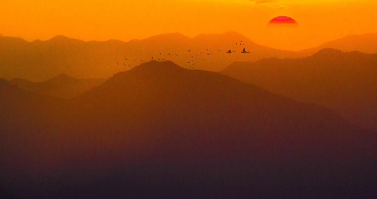 第一，一个农民却爱好歌唱，通过自学和揣摩，达到了较深厚的歌唱素养，
    第二