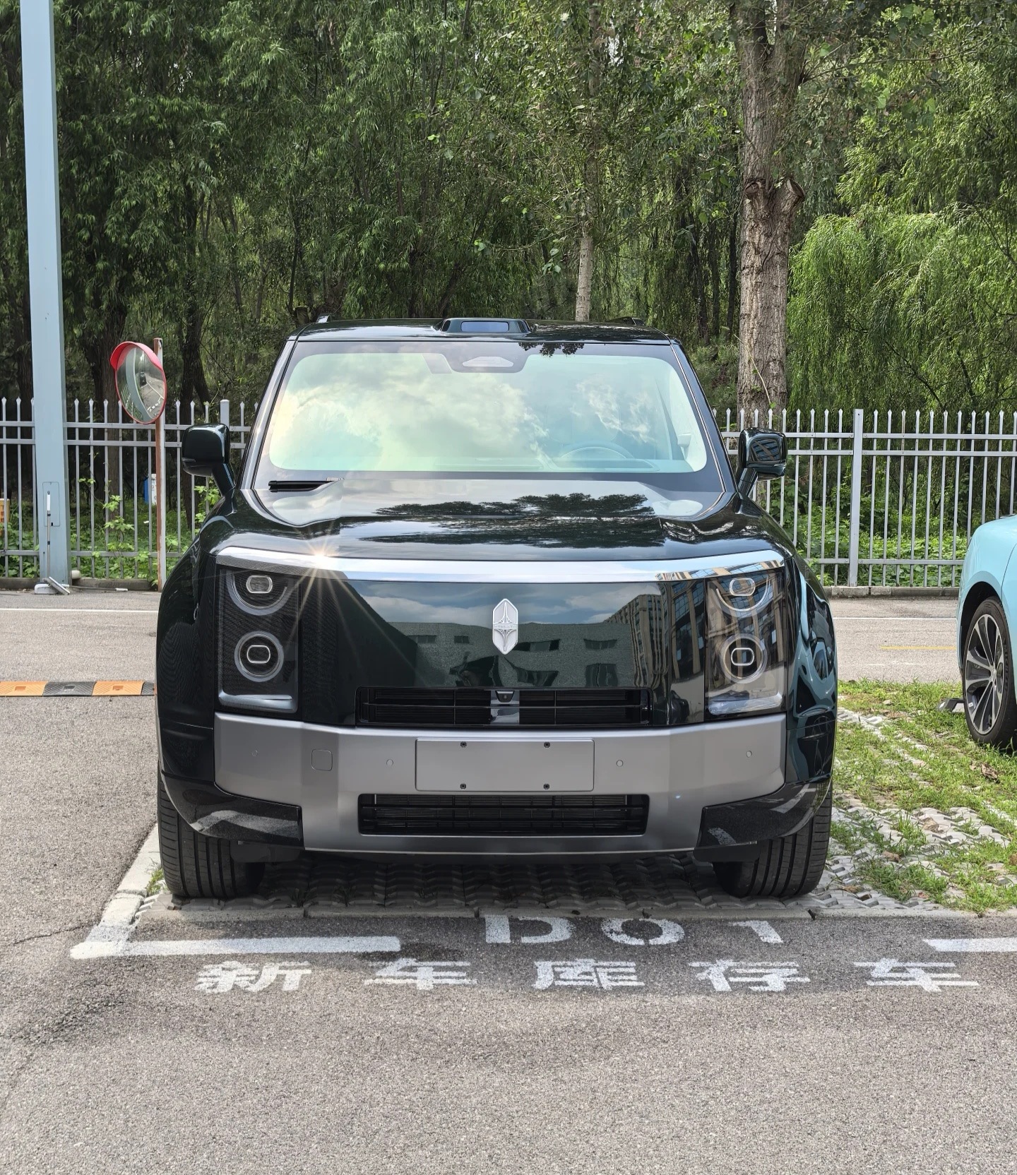 车洗干净后、正常角度，享界G9还是很帅的
