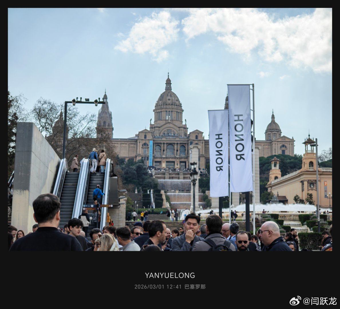 来参加荣耀发布会，人山人海，太火爆了荣耀发布会 西班牙·巴塞罗那