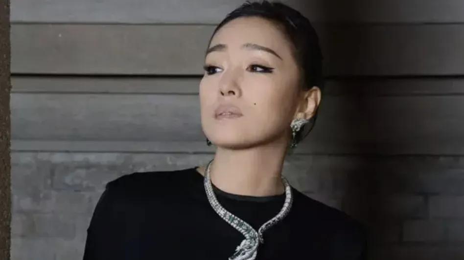 巩俐以一袭纯黑装扮惊艳亮相，搭配名贵珠宝，犹如暗夜中的闪耀星辰，深邃而优雅，尽显