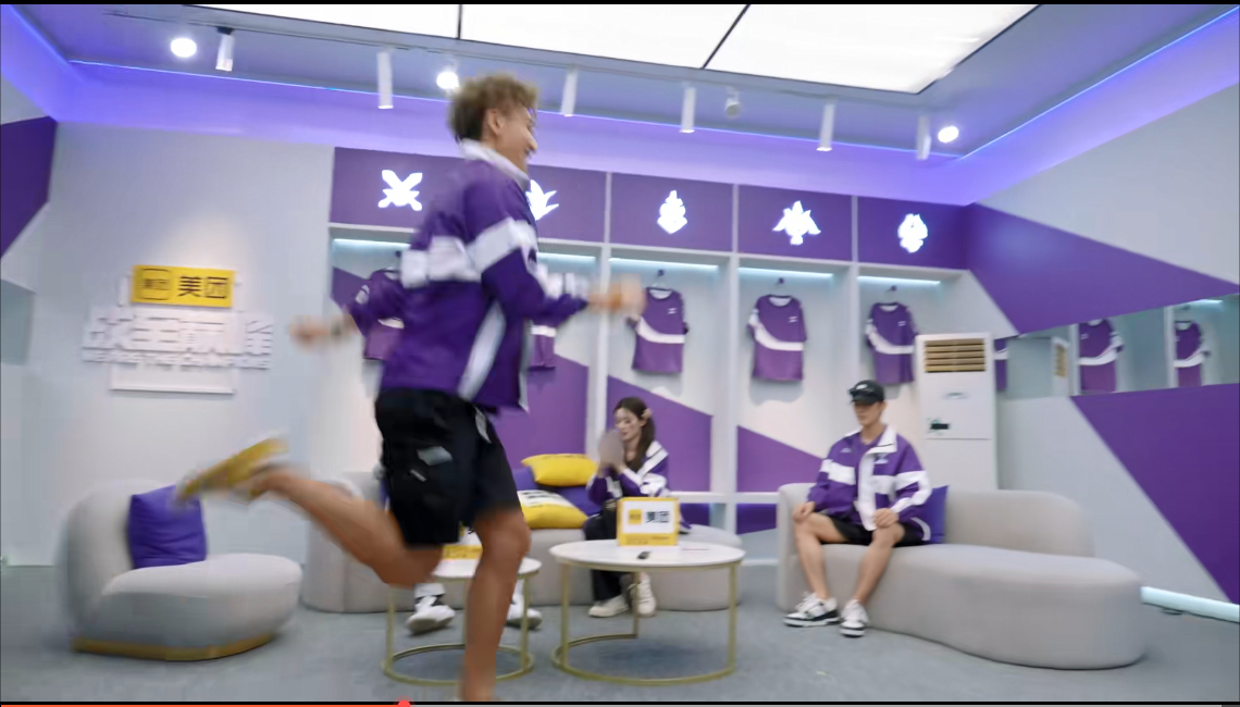 #黄子韬模仿鲁班跑步##黄子韬模仿鲁班七号#黄子韬你小子太可爱啦 ​​​