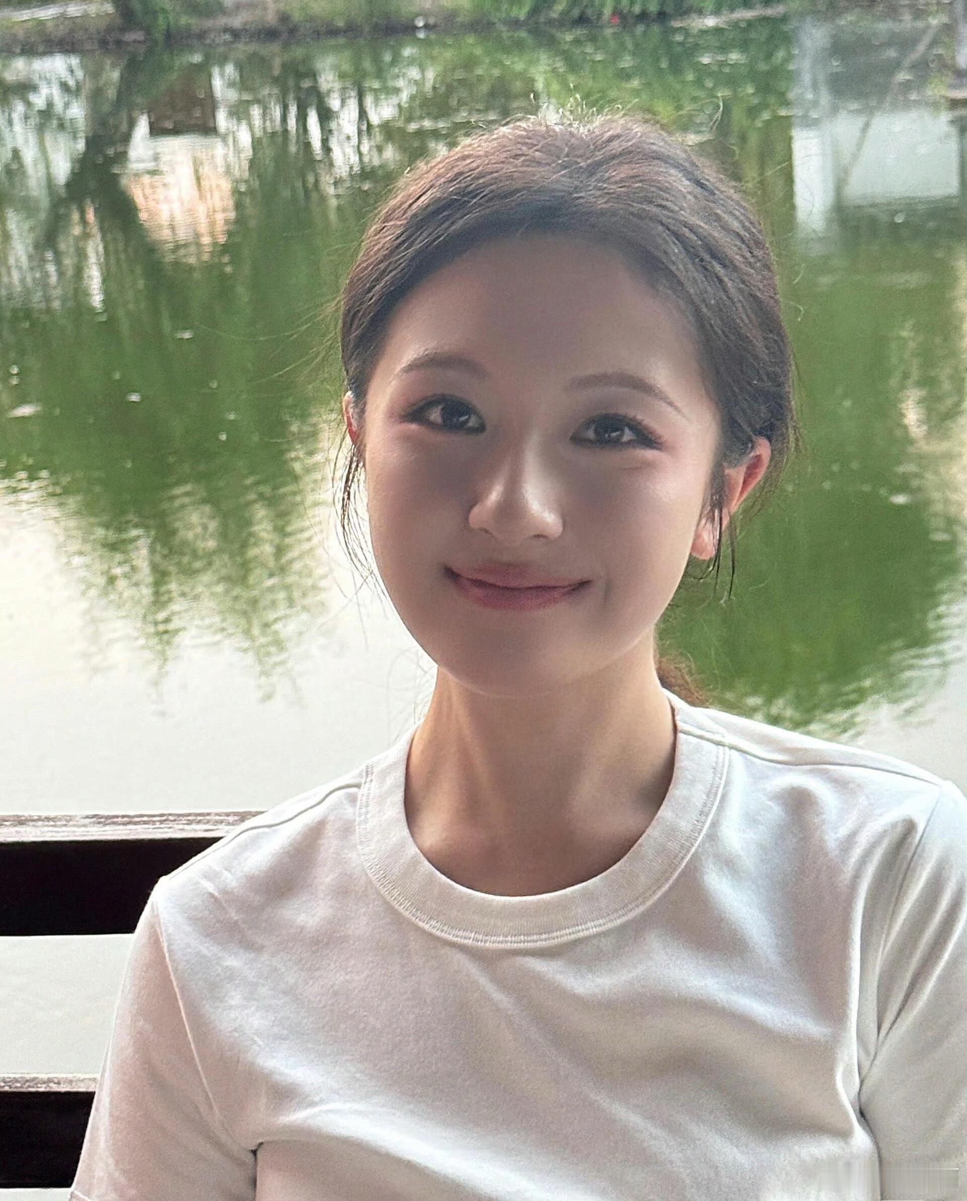 现在全网都在夸李兰迪美得大气舒展，其实我最早是看了《一路朝阳》这部剧认识她的，李