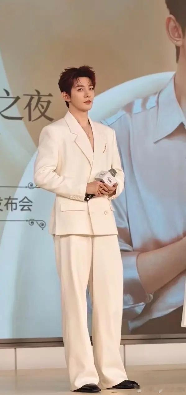 邓为百妖谱开机大吉 邓为百妖谱 人间灯火无不休，爱与山水与春秋，年年复冬色，岁