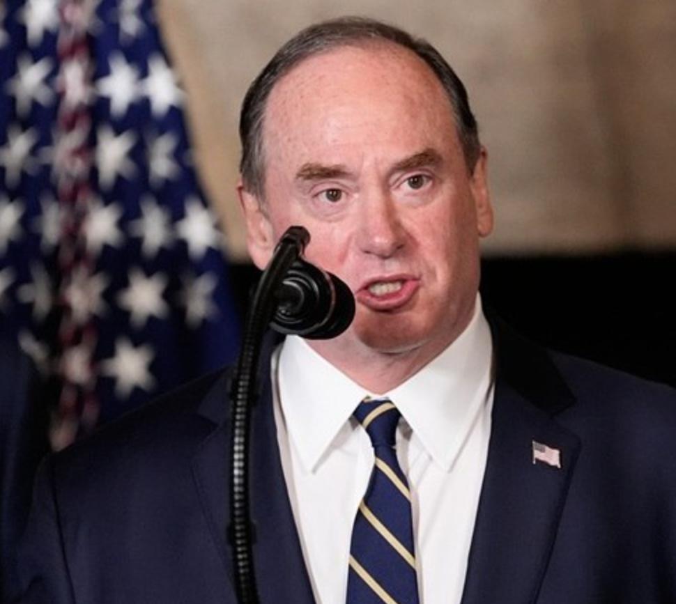 美国的海军部长不干了，这次好像不是被辞退，而是自己不干了。

至于什么原因，目前