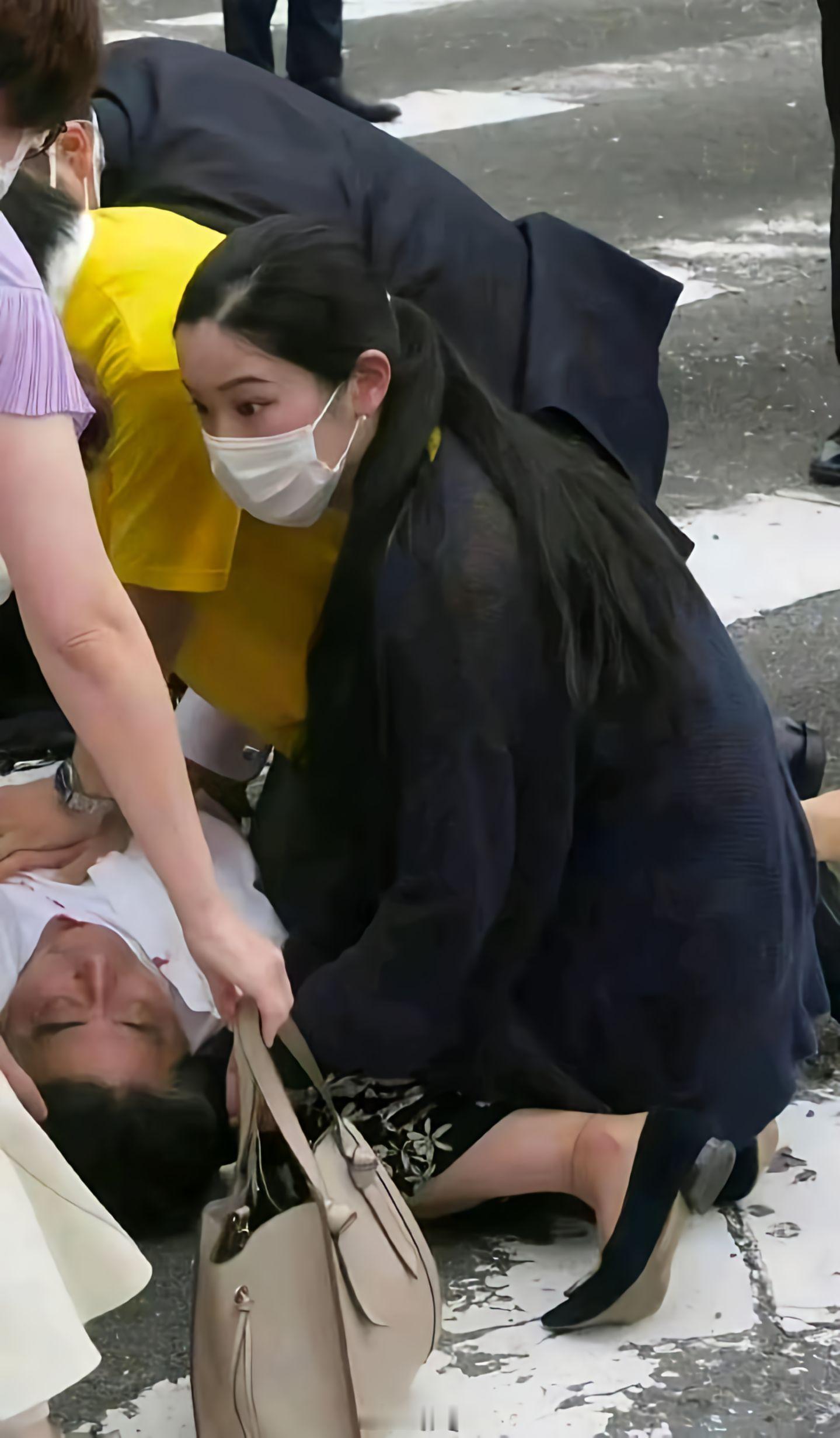 安倍遇刺案日本人排队抽签旁听日本前首相安倍晋三贴身女保镖石田萌美，杀人只需0.2