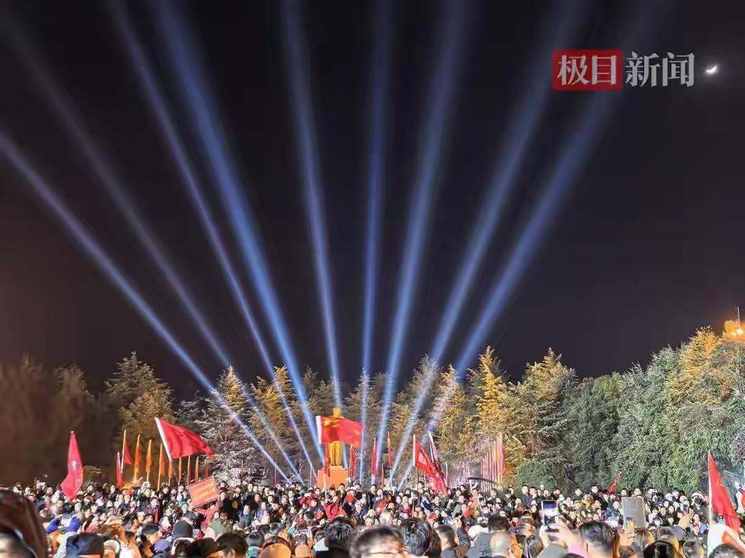今天（12月26日）是毛主席诞辰132周年纪念日，据极目新闻报道，全国各地群众自
