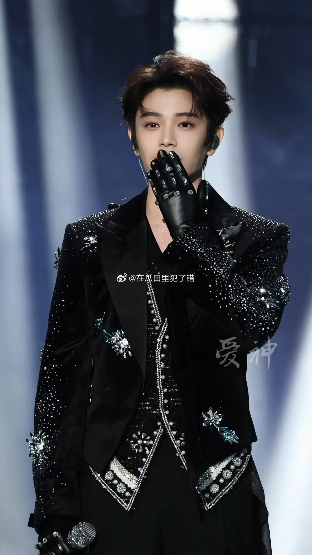 丁禹兮领奖时宣传白日提灯王俊凯，丁禹兮，今晚活动生图王俊凯比心