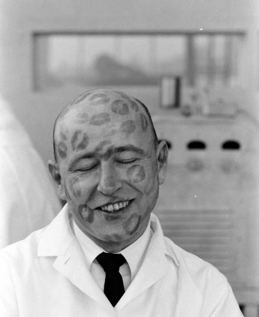 这是世界上最诱人的工作吗？

在1950 年代，有个奇葩职业被称为“口红测试员”