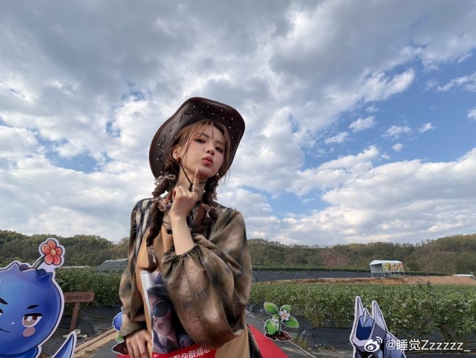 杨超越田园女杨超越好明媚的田园风 春日田园照清新又明媚，元气甜妹气质，越看越好看