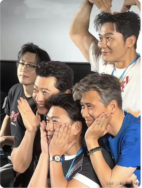 平日里气场十足的几位男演员凑在一块，一改往日成熟硬朗的模样，齐刷刷摆出软乎乎的卖