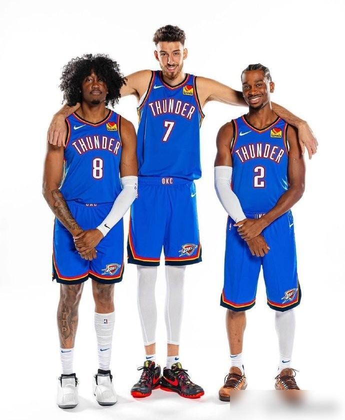 截至2026年3月中旬，雷霆以54胜15负霸榜NBA，西部、西北区第一拿得稳稳的