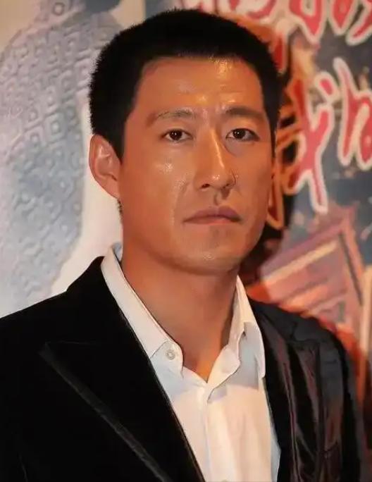 2010年的一天，于震抄起手边的凳子就砸到了怀孕妻子方柏霓的身上，哪怕躲避及时，