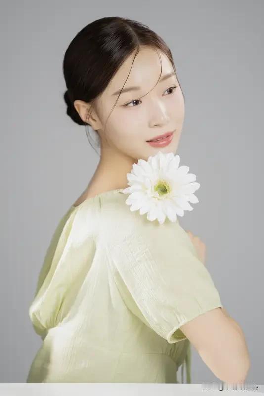 想短时间变有气质，试试这些方法。首先来个2分钟“伸展姿势”，像双手叉腰、双脚与肩