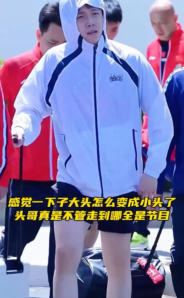 楚欣老师今日下训，心情真不错。当地的阳光太大了，头哥只能戴上帽子，感觉一下子大头