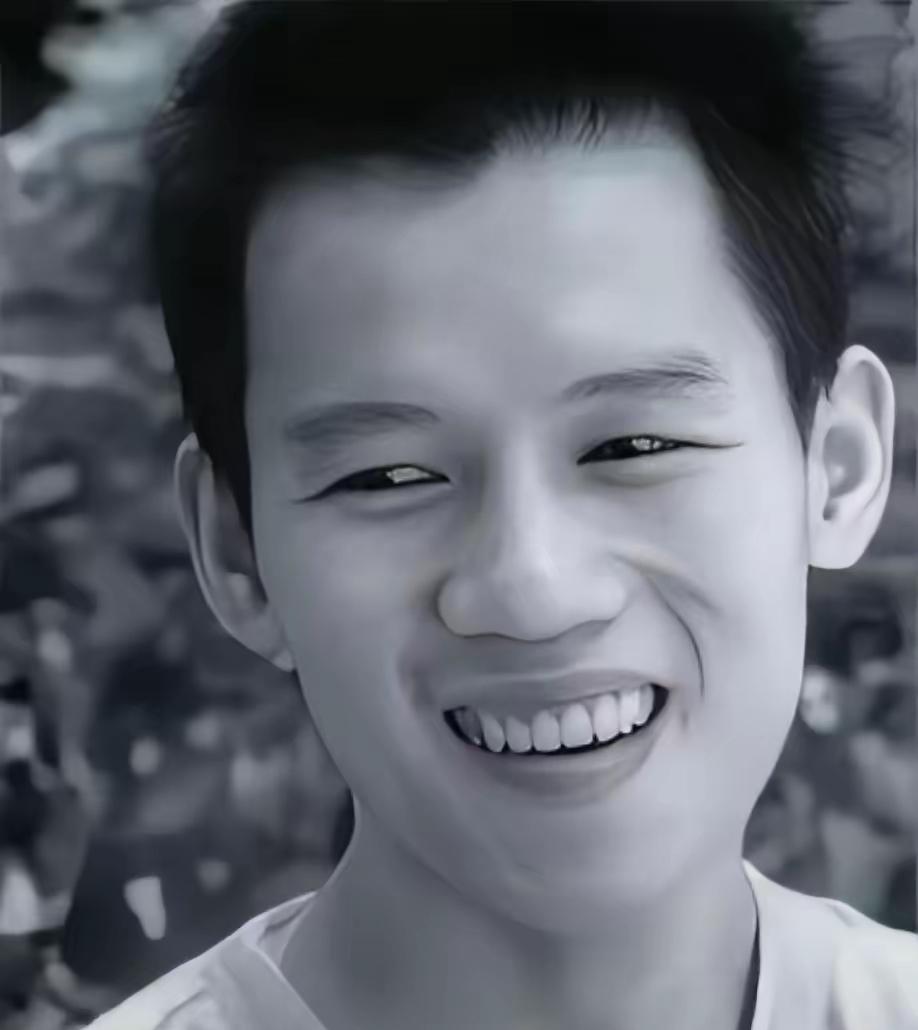 2003年的珠海，一名23岁保安冒死救下正被3名歹徒侵犯的女教师，谁知两年后，他