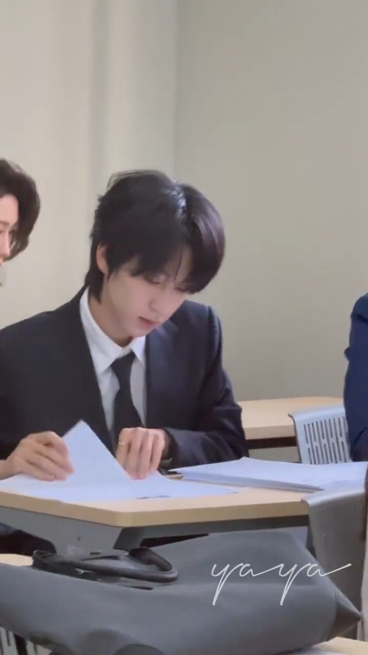 此时应响起乱世巨星BGM贺峻霖你是去答辩还是去走秀我自有判断！贺峻霖中传西装答辩