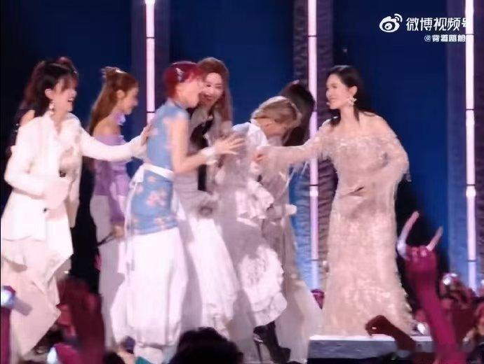 黄灿灿踩到了张月的裙子浪姐直播浪姐直播趣味小插曲，黄灿灿接连上演踩裙画面，躲过谢