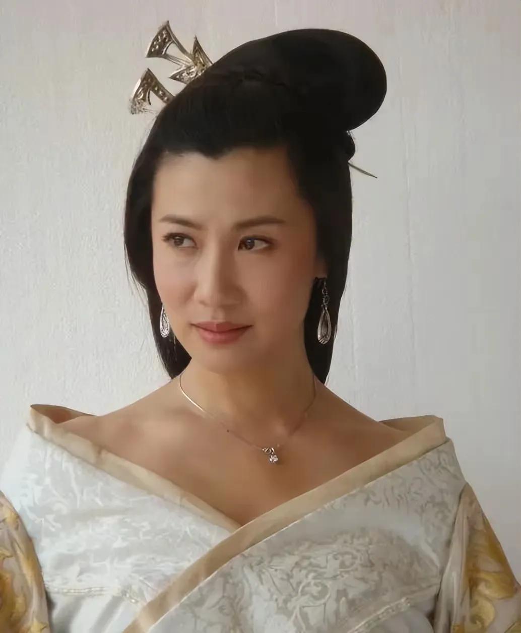 陈炜，中国话剧院演员，1985年进入中央戏剧学院学习。与巩俐、伍宇娟、金莉莉、史