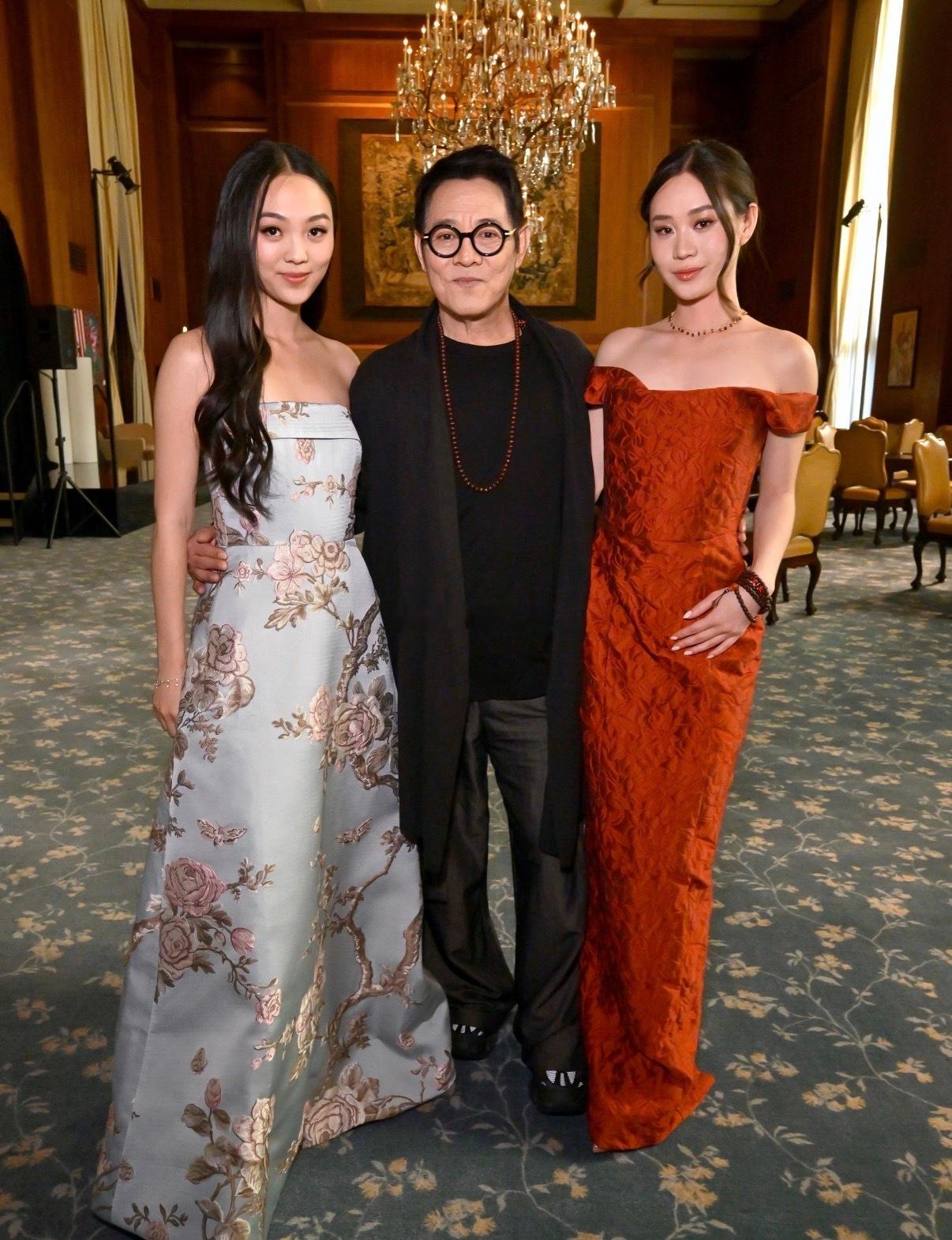 李连杰与利智的两个女儿 